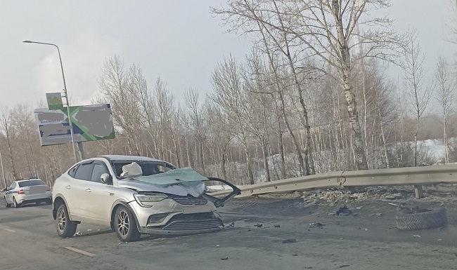 ДТП произошло на Бродокалмакском тракте недалеко от ТЭЦ. В аварии сильно пострадали два автомобиля отечественная Лада и французская иномарка Renault