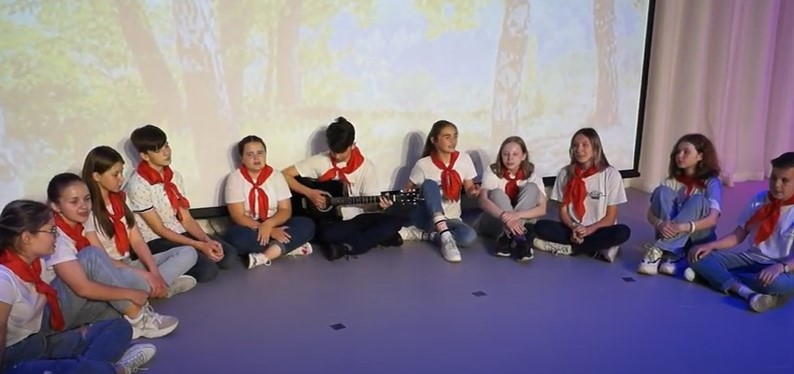 Школьники ОЦ "НЬЮТОН" устроили флешмоб на День России