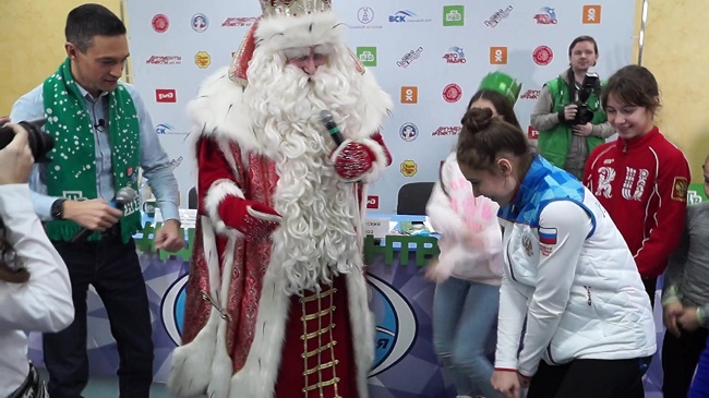 Видео, как челябинские школьники научили флексить Всероссийского Деда Мороза