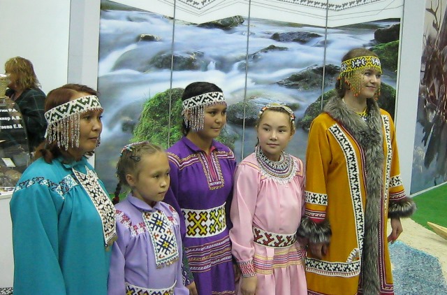 Ямал и ХМАО-Югра на "АГРО-2013" в Челябинске поразили национальным колоритом и вкусными угощениями