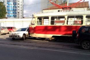 В Екатеринбурге на улице Радищева трамвай протаранил легковушку