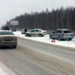 Шесть ДТП с участием 20 машин произошли из-за снегопада на трассе в Свердловской области
