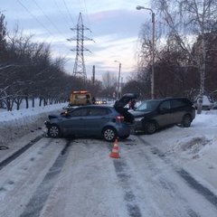 Машина сбила пенсионерку на остановке в Екатеринбурге, женщина в коме